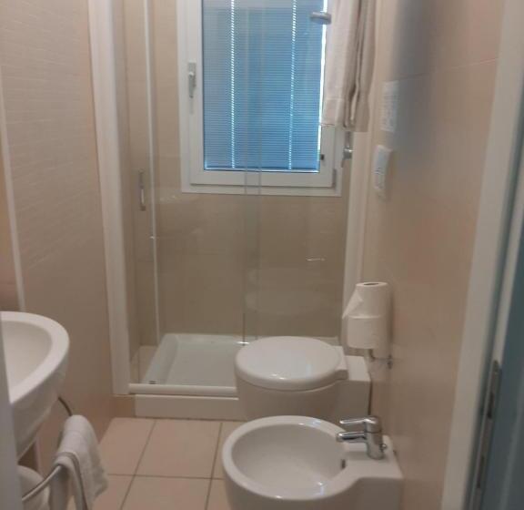 经济四人房间, Matteo