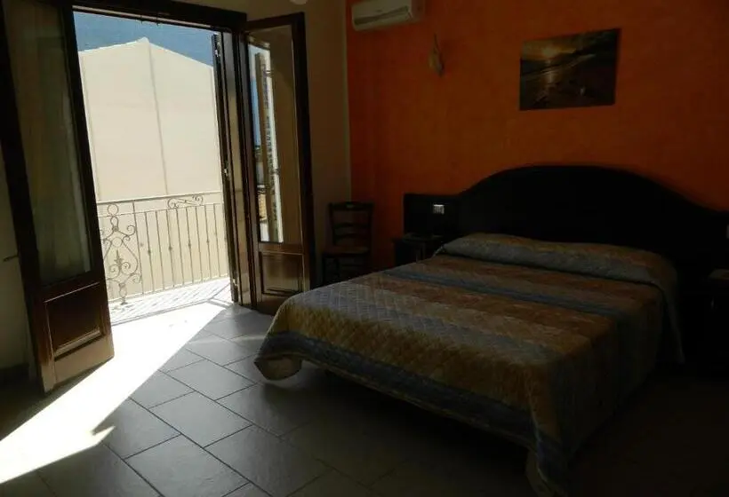 Standard Neljän Hengen Huone Parveke, Baia Santa Margherita B&b
