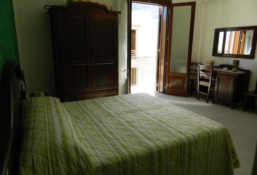 חדר לארבעה סטנדרטי עם מרפסת, Baia Santa Margherita B&b