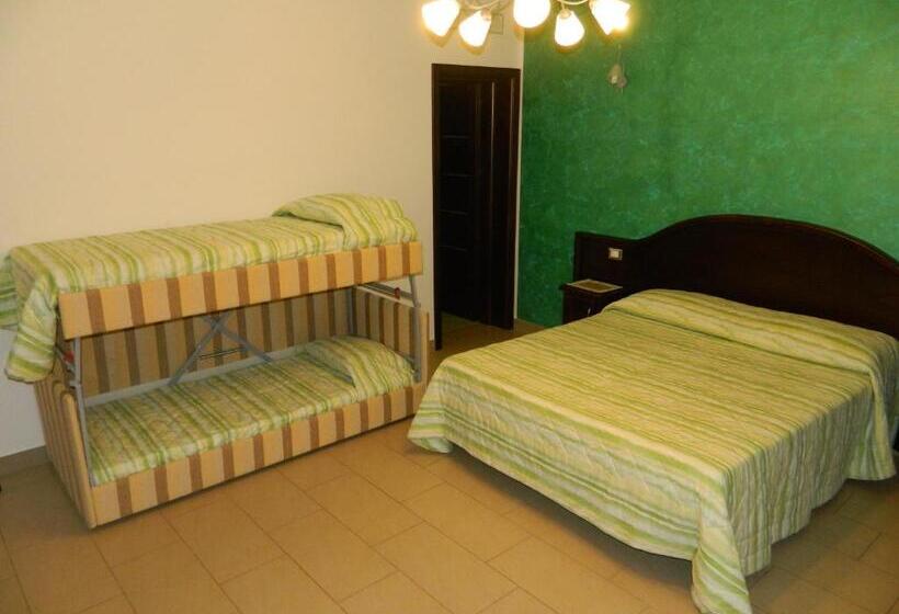 חדר לארבעה סטנדרטי עם מרפסת, Baia Santa Margherita B&b