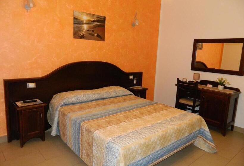 חדר לארבעה סטנדרטי עם מרפסת, Baia Santa Margherita B&b