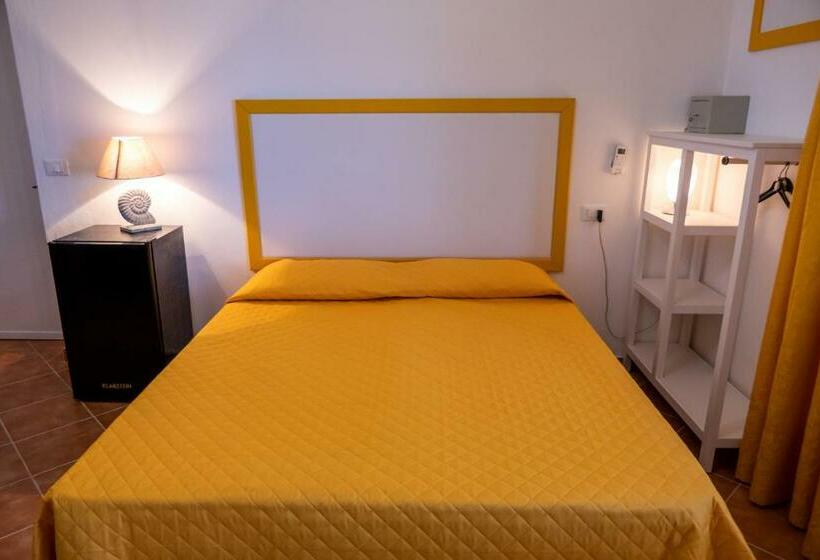 חדר סטנדרט לארבעה, B&b Giglio Di Mare