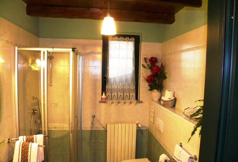 חדר לארבעה סטנדרטי עם מרפסת, Bed&breakfast La Siepe