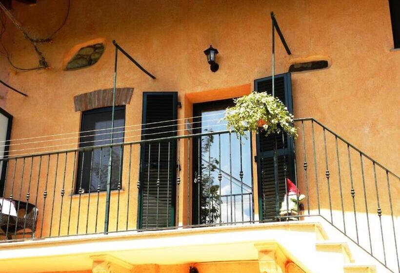 חדר לארבעה סטנדרטי עם מרפסת, Bed&breakfast La Siepe