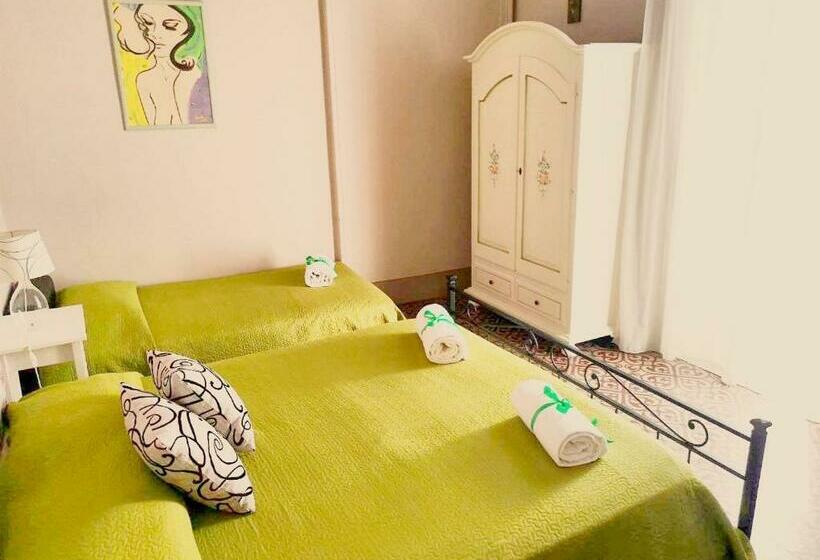 غرفة قياسية ثلاثية, Casa Elide