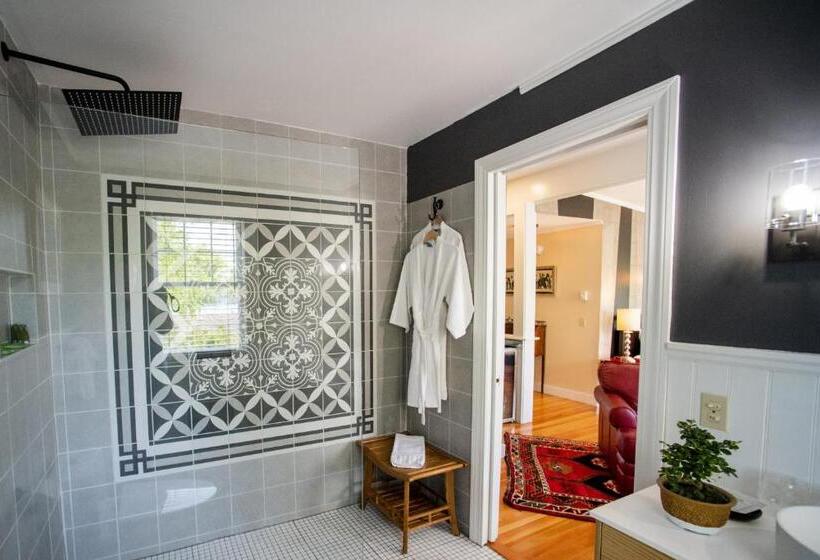 جناح, Lindenwood Inn