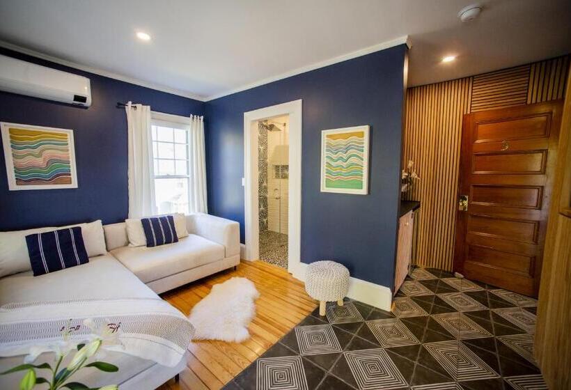 جناح سرير كينج, Lindenwood Inn