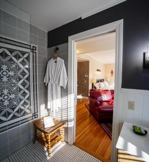 جناح, Lindenwood Inn