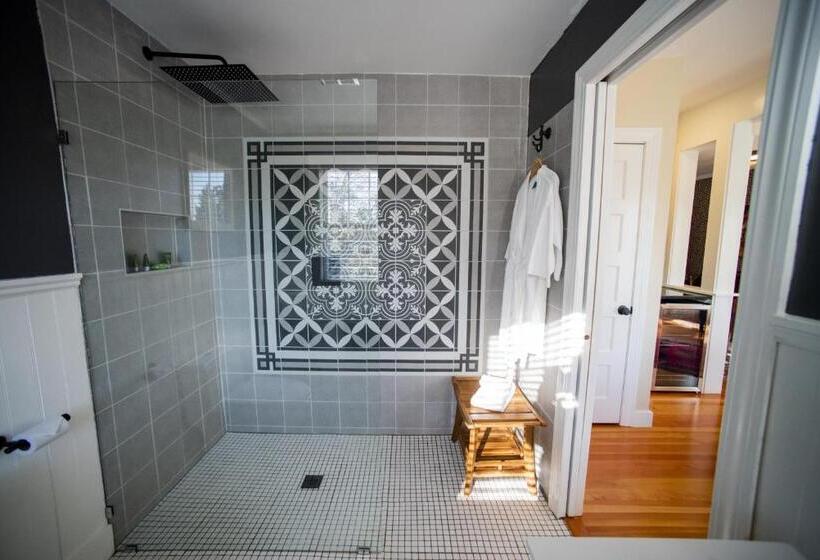 جناح, Lindenwood Inn