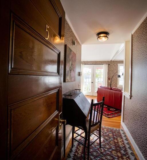 جناح, Lindenwood Inn