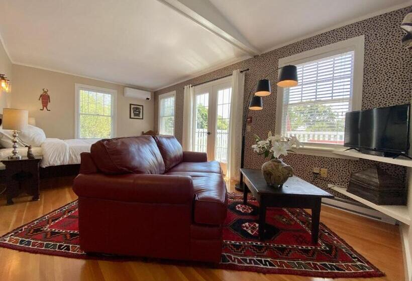 جناح, Lindenwood Inn