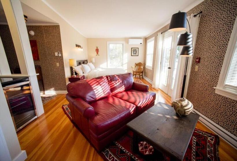 جناح, Lindenwood Inn