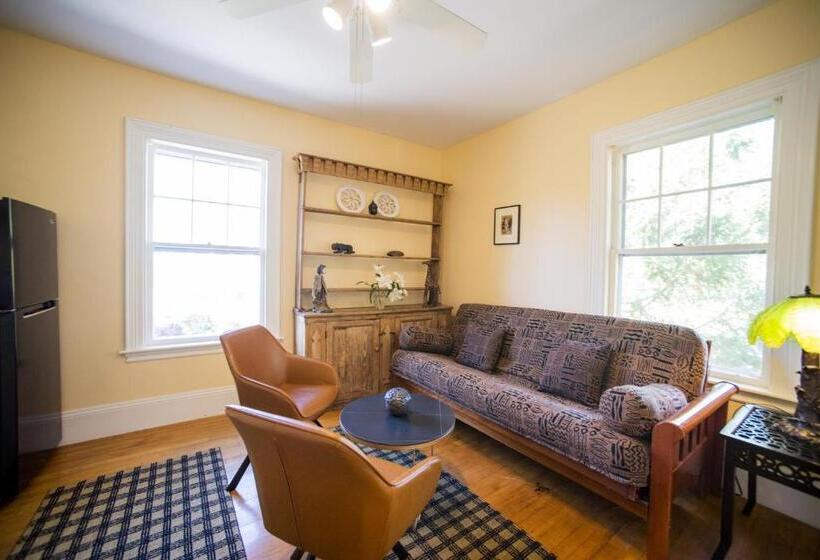 غرفة قياسية, Lindenwood Inn