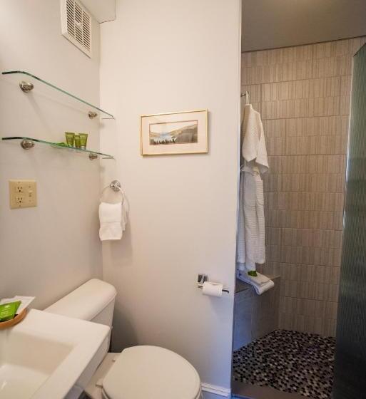 جناح, Lindenwood Inn