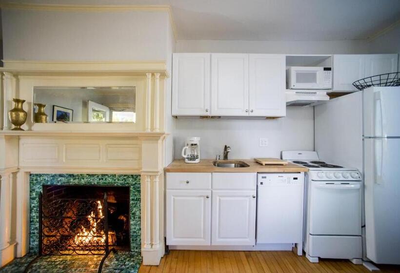 جناح, Lindenwood Inn