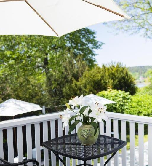 جناح مزوَّد بشرفة, Lindenwood Inn