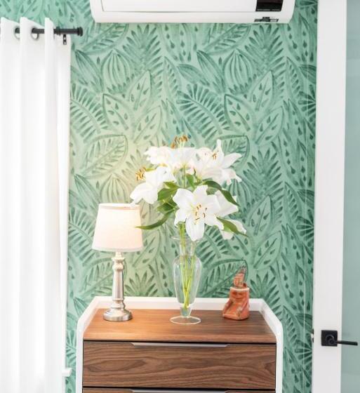 جناح مزوَّد بشرفة, Lindenwood Inn