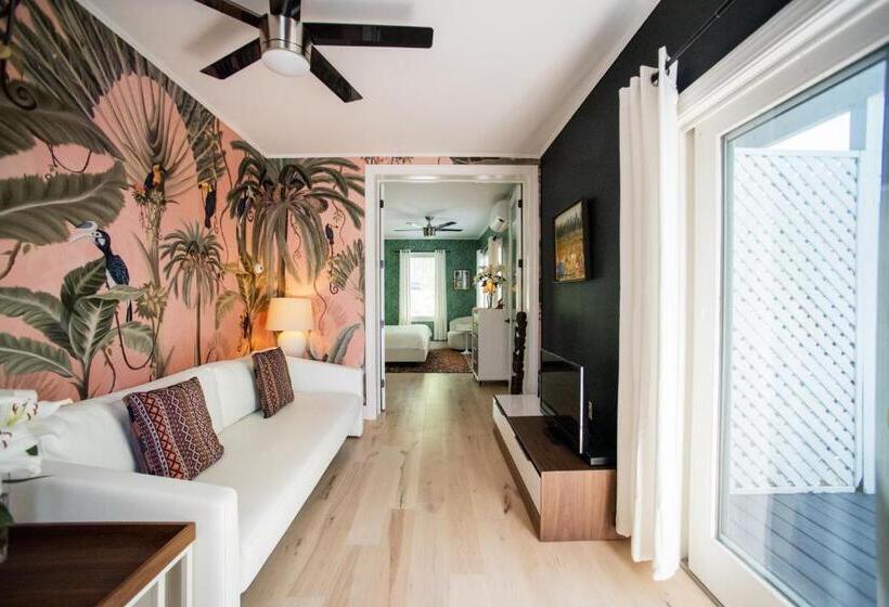 جناح مزوَّد بشرفة, Lindenwood Inn