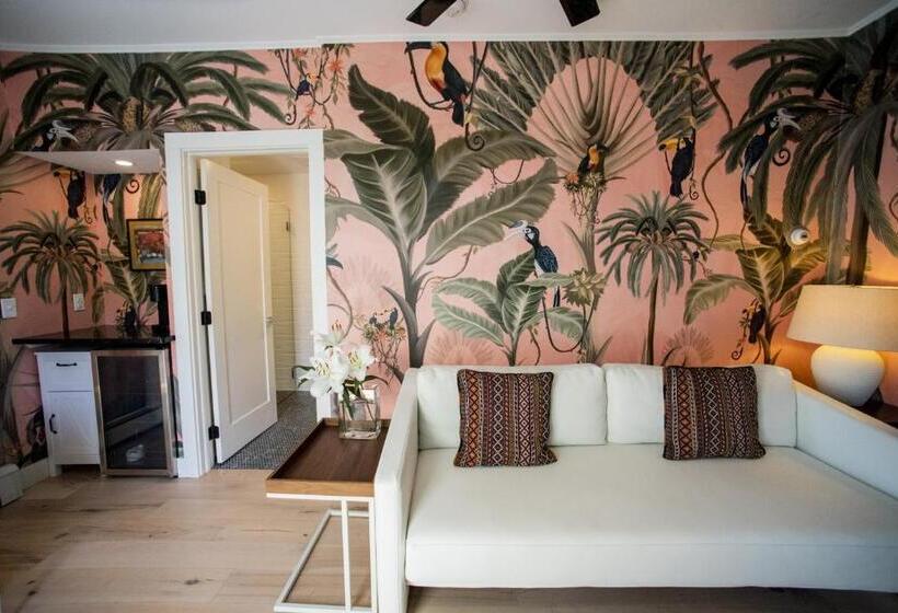 جناح مزوَّد بشرفة, Lindenwood Inn