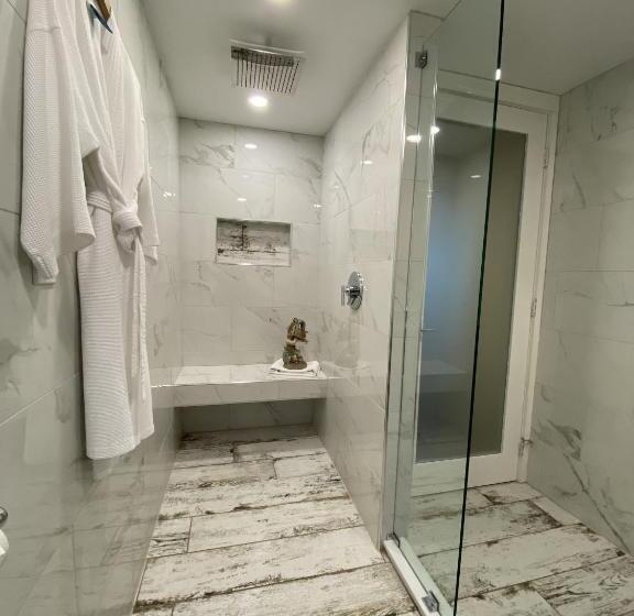 بنجلو سوبيريور, Lindenwood Inn