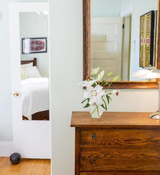 جناح, Lindenwood Inn