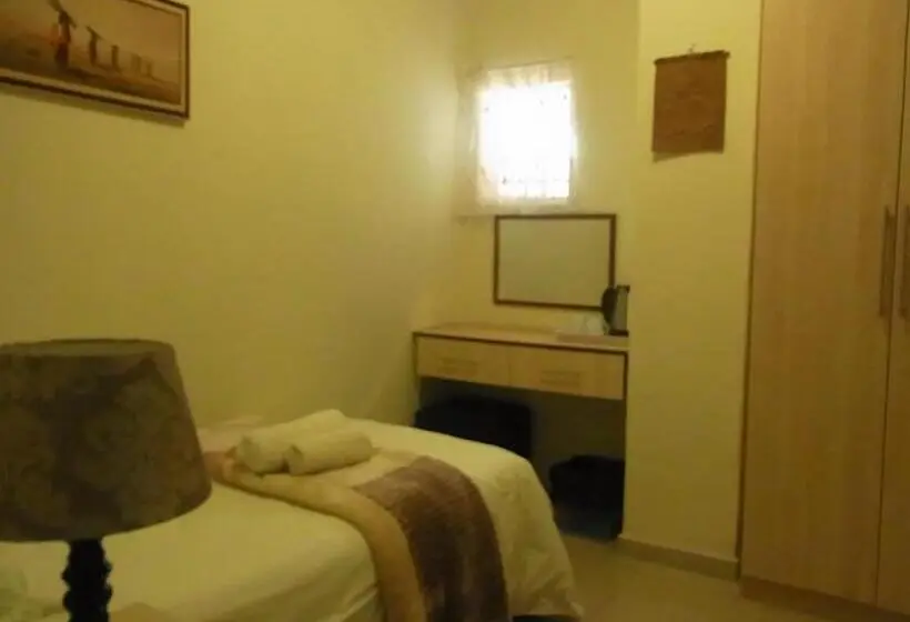 Basic Kolmen Hengen Huone, Bed And Breakfast Newlife Bnb