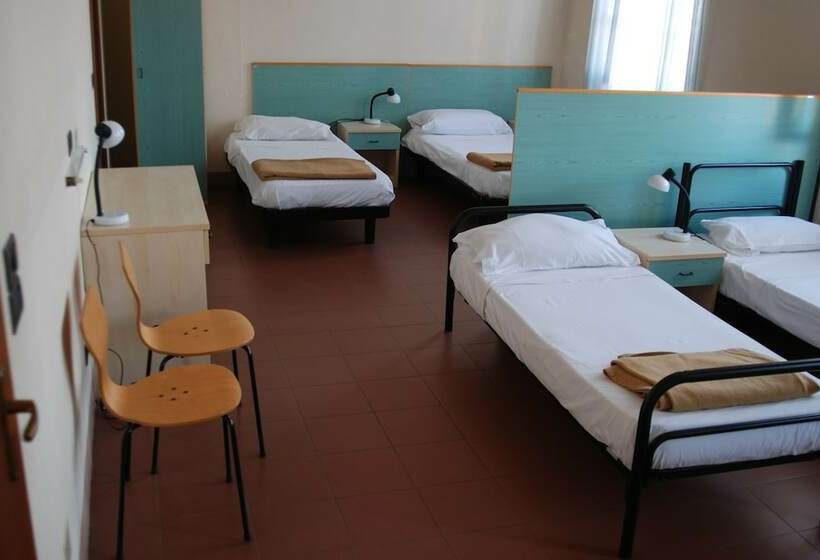 اتاق استاندارد چهارنفره با سرویس بهداشتی مشترک, Il Chiostro Hostel And