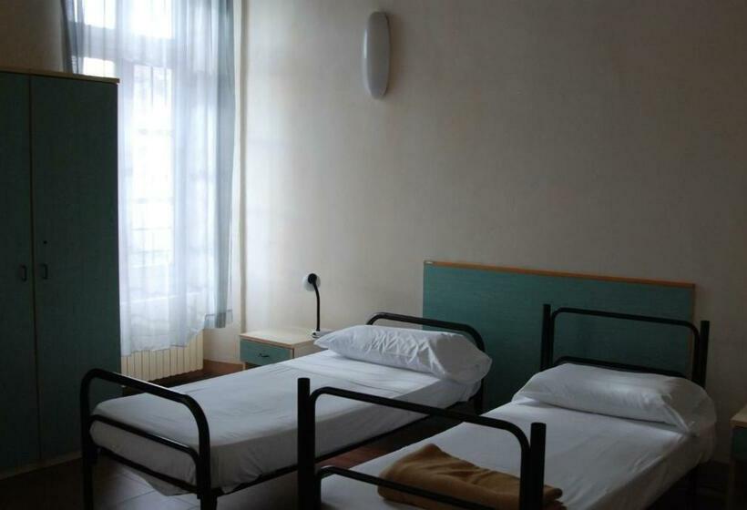 اتاق استاندارد با سرویس بهداشتی مشترک, Il Chiostro Hostel And