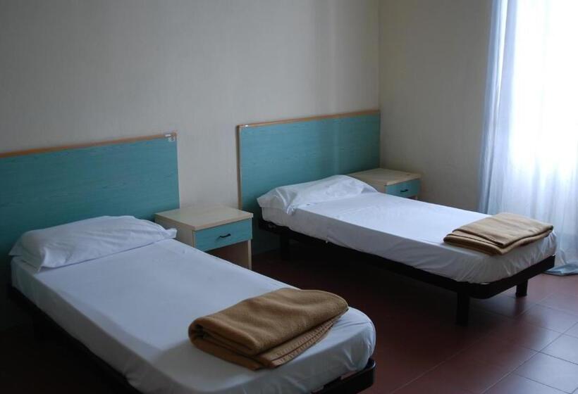 اتاق استاندارد چهارنفره با سرویس بهداشتی مشترک, Il Chiostro Hostel And