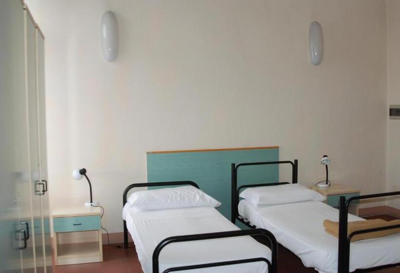 اتاق استاندارد سه تخته با سرویس بهداشتی مشترک, Il Chiostro Hostel And