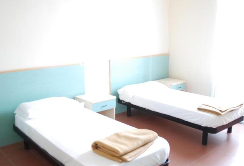 اتاق استاندارد با سرویس بهداشتی مشترک, Il Chiostro Hostel And