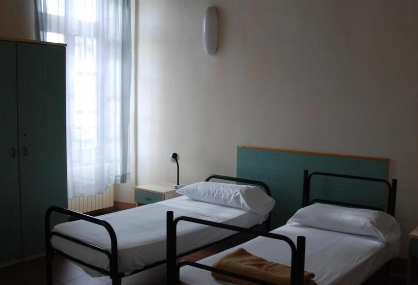 اتاق چهار تخته با دستشویی مشترک, Il Chiostro Hostel And