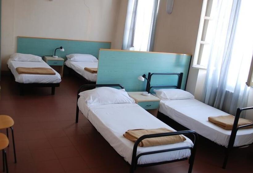 اتاق چهار تخته با دستشویی مشترک, Il Chiostro Hostel And