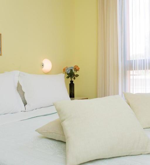 غرفة قياسية بالطابق الأرضى, Valentino