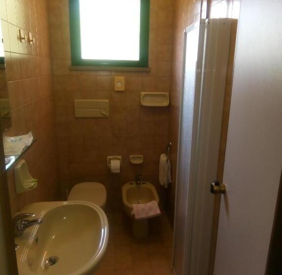 غرفة قياسية بالطابق الأرضى, Valentino