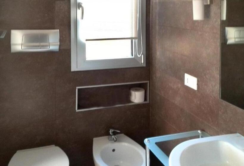 חדר סטנדרט נוף לים עם מרפסת, Art House Quartu   Margine Rosso