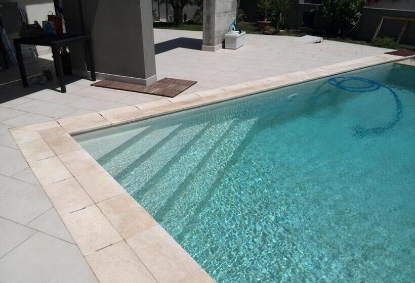 חדר סטנדרט נוף לים עם מרפסת, Art House Quartu   Margine Rosso