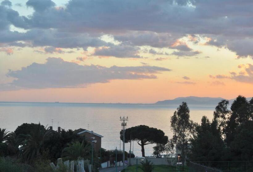 חדר סטנדרט נוף לים עם מרפסת, Art House Quartu   Margine Rosso