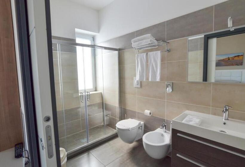 חדר סטנדרט לשלושה, Motel S.16