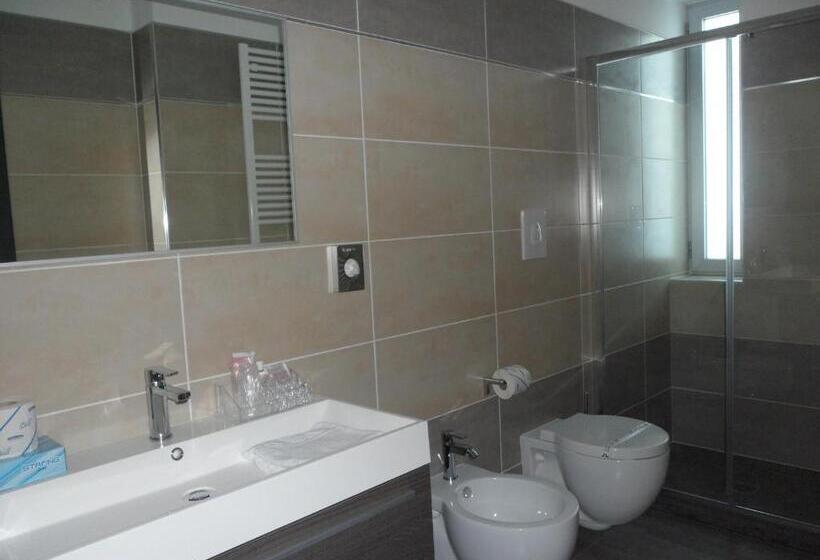 חדר סטנדרט לשלושה, Motel S.16