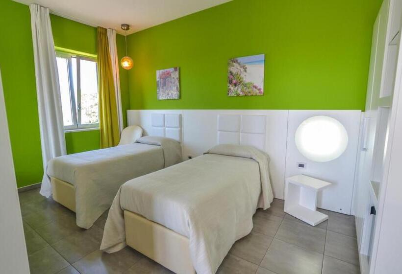 חדר סטנדרט לארבעה, Motel S.16