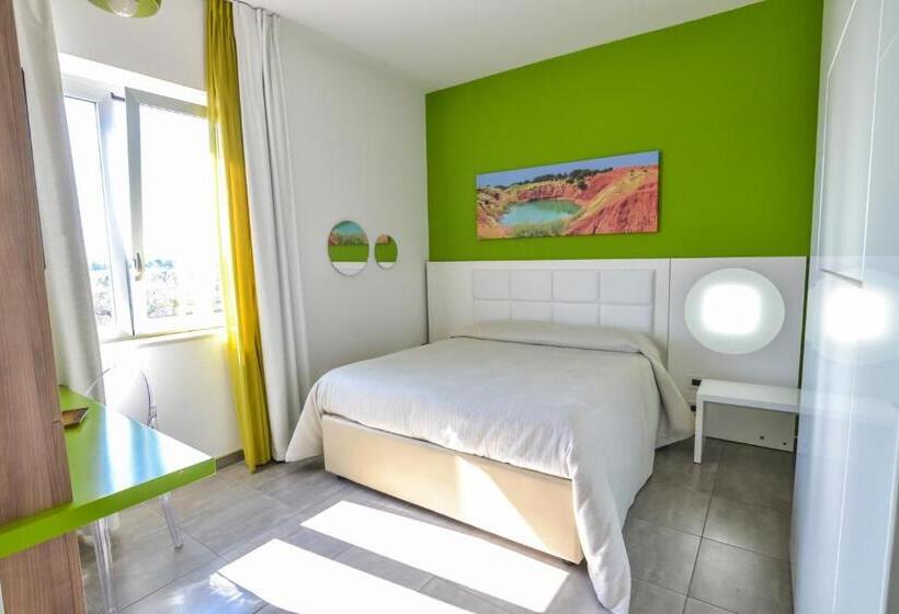 חדר סטנדרט לארבעה, Motel S.16