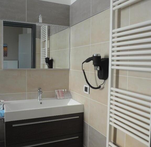 חדר סטנדרט לארבעה, Motel S.16