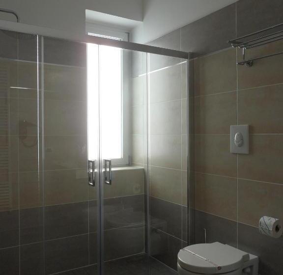 חדר סטנדרט לארבעה, Motel S.16