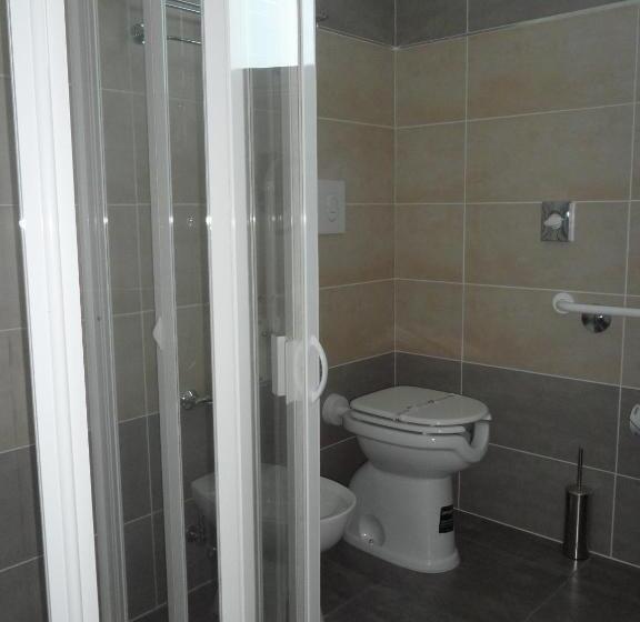 חדר סטנדרט לארבעה, Motel S.16