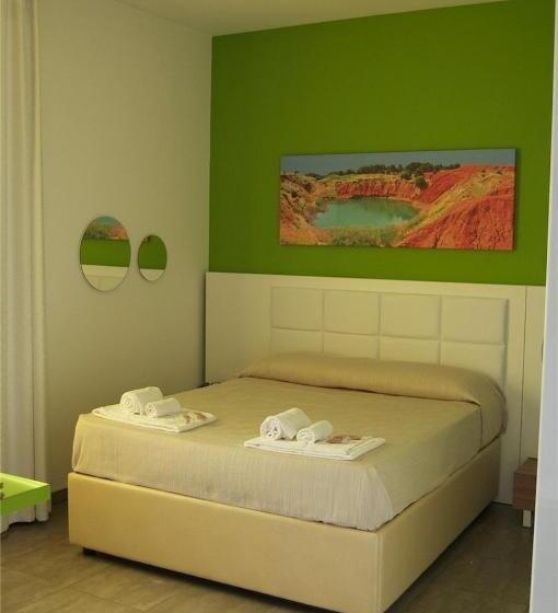 חדר סטנדרט לארבעה, Motel S.16