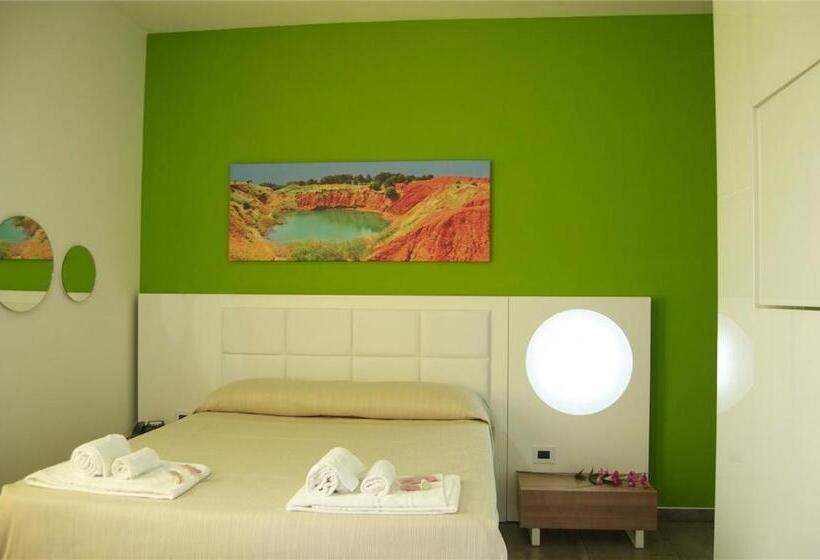 חדר סטנדרט לארבעה, Motel S.16