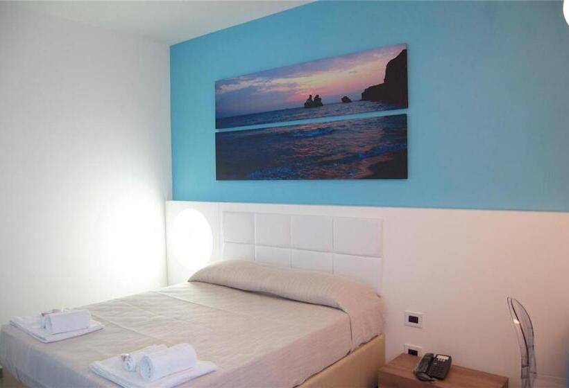 חדר סטנדרט לארבעה, Motel S.16