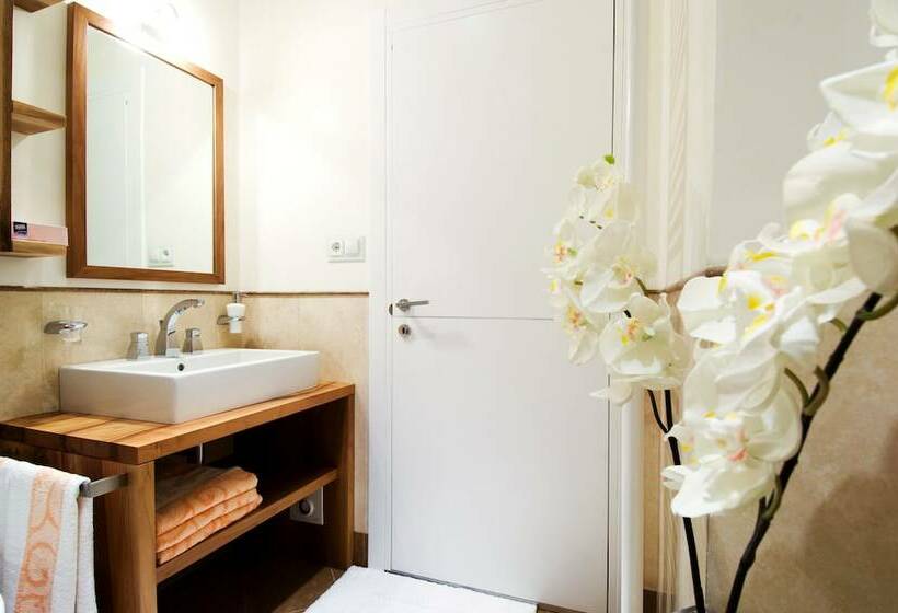 带阳台两卧公寓, Villa Anina