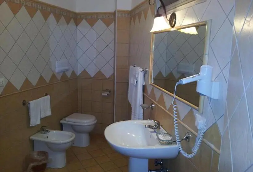 Basic Kolmen Hengen Huone, George
